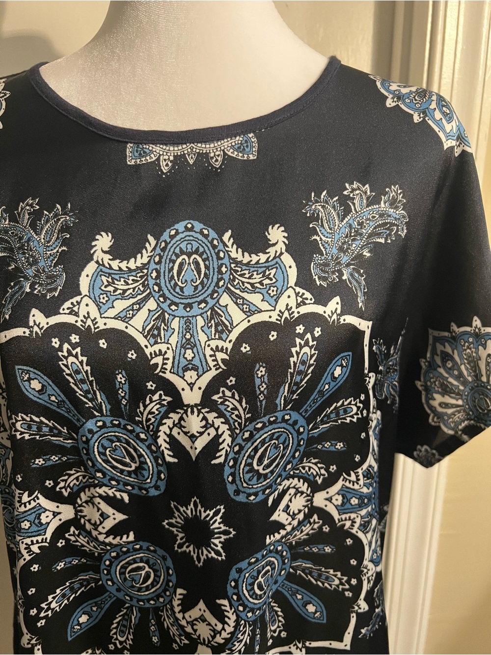 Women’s Paisley Medallion Hem-Tie Blouse - Picture 4 of 8